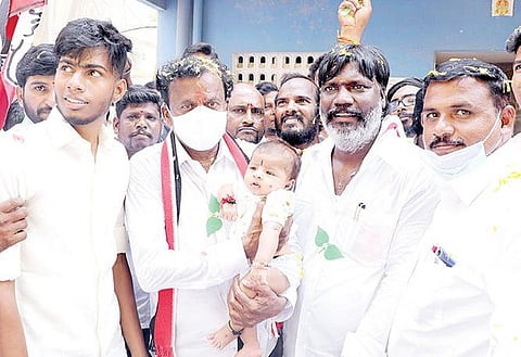 சைதாப்பேட்டை தொகுதி அதிமுக வேட்பாளர் சைதை துரைசாமி, கங்கை அம்மன் கோயில் பகுதியில் நேற்று மக்களை சந்தித்து வாக்கு சேகரித்தார். அப்போது அப்பகுதியை சேர்ந்த நபர் ஒருவரின் குழந்தையை தூக்கி கொஞ்சி மகிழ்ந்தார்.