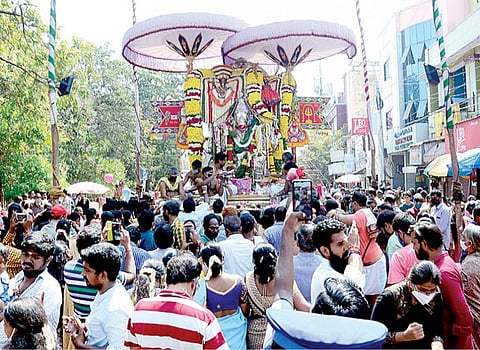 சென்னை மயிலாப்பூர் கபாலீஸ்வரர் கோயிலில் நடைபெறும் பங்குனிப் பெருவிழாவின் 3-ம் நாளான நேற்று, கற்பகாம்பாளுடன் கபாலீஸ்வரர் அதிகார நந்தி வாகனத்தில் எழுந்தருளி, மாடவீதிகளில் வலம் வந்து, பக்தர்களுக்கு அருள்பாலித்தார். படம்: க.பரத்