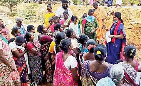 குன்னவாக்கம் கிராமத்தில் எம்எல்ஏவுடன் வாக்குவாதத்தில் ஈடுபட்ட பெண்கள்.