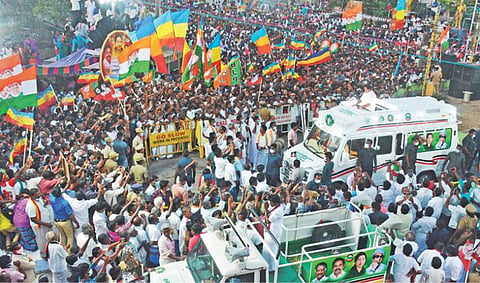 கிருஷ்ணகிரி மாவட்டம் ஊத்தங்கரையில் அதிமுக வேட்பாளர் தமிழ்ச்செல்வத்தை ஆதரித்து முதல்வர் பழனிசாமி பிரச்சாரம் மேற்கொண்டார். 								படம்: எஸ்.கே.ரமேஷ்