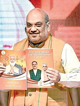 மேற்கு வங்க மாநிலம் கொல்கத்தாவில் நேற்று பாஜகவின் தேர்தல் அறிக் கையை மத்திய உள்துறை அமைச்சர் அமித் ஷா வெளியிட்டார். படம்: பிடிஐ