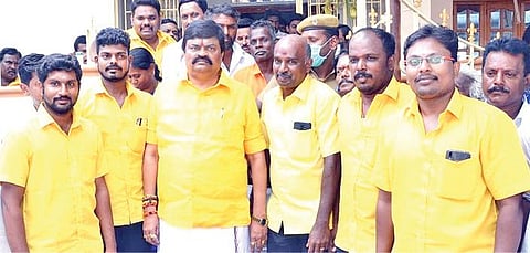 ராஜபாளையம்  தொகுதியில் போட்டியிடும் அமைச்சர் கே.டி. ராஜேந்திரபாலாஜி. உடன் தேர்தல் பிரச்சாரத்தில் ஈடுபடும் மஞ்சள் படையினர்.