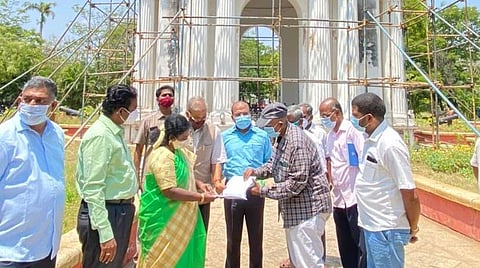 புதுச்சேரி அரசு சின்னமான ஆயி மண்டபம் சீரமைப்புப் பணி: ஆளுநர் தமிழிசை ஆய்வு