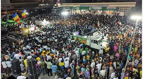 ஆற்காடு பேருந்து நிலையத்தில் பாமக வேட்பாளர் கே.எல்.இளவழகனுக்கு ஆதரவாகப் பிரச்சாரத்தில் ஈடுபட்ட அன்புமணி.
