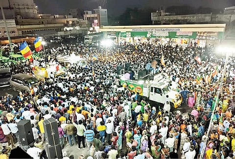ஆற்காட்டில் பாமக வேட்பாளர் இளவழகனுக்கு ஆதரவாக நேற்று மாலை பிரச்சாரத்தில் ஈடுபட்ட பாமக இளைஞரணி மாநில தலைவர் அன்புமணி ராமதாஸ்.