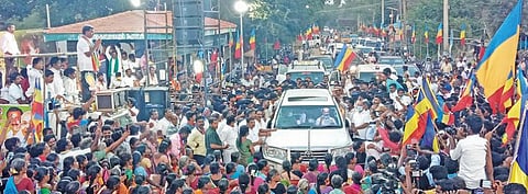 நெய்வேலி சட்டமன்ற தொகுதி பாமக வேட்பாளர் ஜெகனை ஆதரித்து சத்திரம் குறுக்கு ரோட்டில்  பாமக நிறுவனர் மருத்துவர் ராமதாஸ்  பிரச்சாரம் மேற்கொண்டார்.