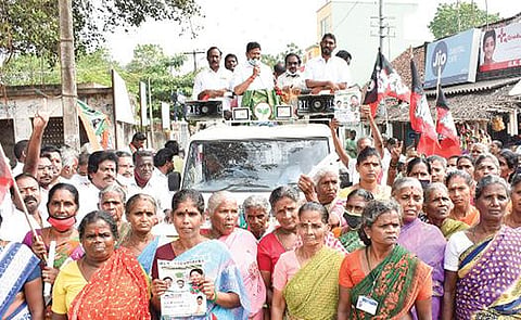 கடலூர் தொகுதியில் அதிமுக வேட்பாளர் அமைச்சர் சம்பத் வாக்கு சேகரிப்பில் ஈடுபட்டார்.