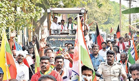 மேல்பட்டாம்பாக்கத்தில் வாக்கு சேகரிப்பில் ஈடுபட்ட தமிழக வாழ்வுரிமைக் கட்சித் தலைவர் வேல்முருகன்.