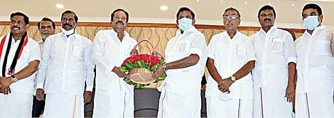 திமுக முன்னாள் அமைச்சர் முல்லைவேந்தன், நேற்று தருமபுரியில் முதல்வர் பழனிசாமி முன்னிலையில் தன் ஆதரவாளர்களுடன் அதிமுகவில் இணைந்தார். உடன், உயர் கல்வி மற்றும் வேளாண் துறை அமைச்சர் கே.பி.அன்பழகன், பாமக தலைவர் ஜி.கே.மணி உள்ளிட்டோர்.