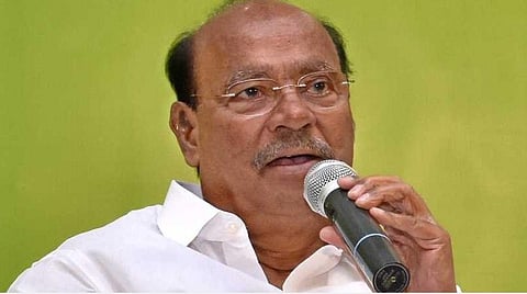 கரோனா அச்சுறுத்தல்: காருக்குள் இருந்தபடி ராமதாஸ் பிரச்சாரம்