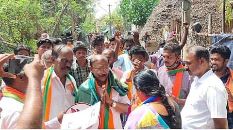 திருநள்ளாறு பகுதியில் வாக்குச் சேகரிப்பில் ஈடுபட்ட பாஜக வேட்பாளர் ஜி.என்.எஸ்.ராஜசேகரன்.