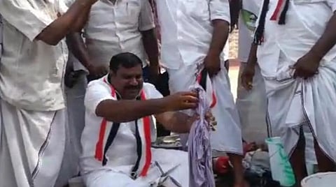 அதிமுக வேட்பாளர் தங்க.கதிரவன் யாரும் எதிர்பாராத நேரத்தில் ஒருவரின் துணியை துவைத்துக் கொடுத்தார்.