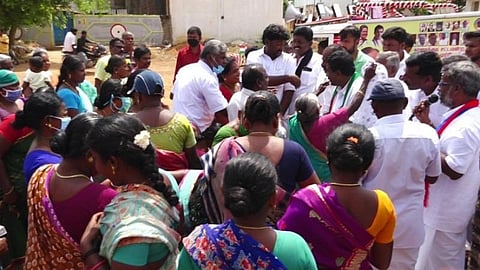 காரைக்குடி அருகே அமராவதிபுதூர் அண்ணாநகருக்கு சென்ற காங்கிரஸ் வேட்பாளர் மாங்குடிக்கு அதிமுக கவுன்சிலர் தமிழ்ச்செல்வி மற்றும் அப்பகுதி மக்கள்.