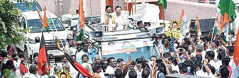 வேலூர் அடுத்த சேண்பாக்கம் பகுதியில் காட்பாடி சட்டப்பேரவை தொகுதியில் போட்டியிடும் திமுக வேட்பாளர் துரைமுருகனுக்கு நேற்று வாக்கு சேகரித்த தமிழ்நாடு காங்கிரஸ் கட்சியின் மாநில தலைவர் கே.எஸ்.அழகிரி. படம்: வி.எம்.மணிநாதன்.