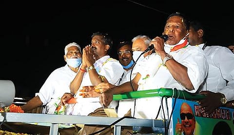 ஊசுடு தொகுதியில் போட்டியிடும் காங்கிரஸ் வேட்பாளர் கார்த்திகேயனை ஆதரித்து தொண்டமாநத்தம் பகுதியில்  பிரச்சாரம் மேற்கொண்ட முன்னாள் முதல்வர் நாராயணசாமி.