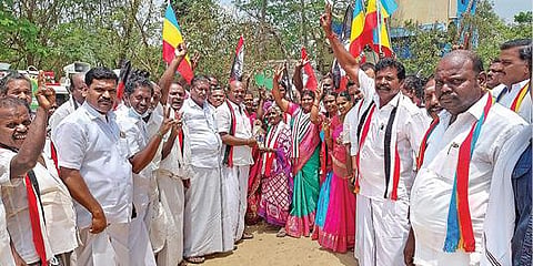 சிதம்பரம் தொகுதி அதிமுக வேட்பாளர் கே.ஏ.பாண்டியன் எம்எல்ஏ சிவாயம் கிராமத்தில் கூட்டணிக் கட்சியினருடன் வாக்கு சேகரித்தார்.