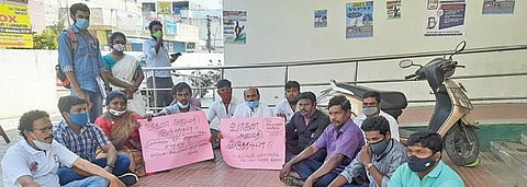 பல்லாவரம் தாலுகா அலுவலகத்தில் காத்திருப்பு போராட்டம் நடத்திய மக்கள் நீதி மய்யம் கட்சி வேட்பாளர் மற்றும் தொண்டர்கள்.படம்: எம்.முத்து கணேஷ்
