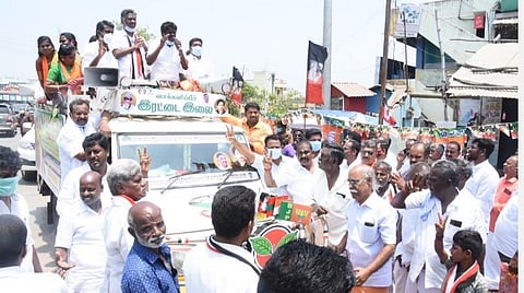 புதுக்கோட்டையில் அதிமுக வேட்பாளர் வி.ஆர்.கார்த்திக் தொண்டைமானுக்கு ஆதரவு தெரிவித்து, பிரச்சாரத்தில் ஈடுபட்ட அமைச்சர் சி.விஜயபாஸ்கர்.