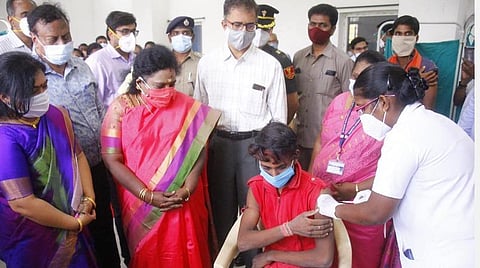 ஏதாவது ஒரு நாட்டில் இருந்து தடுப்பூசி கிடைக்காதா என ஏங்கிய காலம் போய்விட்டது; 71 நாடுகளுக்கு நம் தடுப்பூசி- ஆளுநர் தமிழிசை பெருமிதம்  
