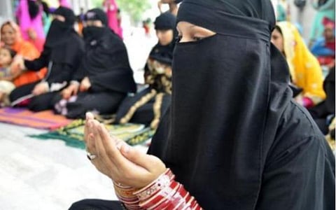முஸ்லிம் பெண்கள் பர்தா அணிவதிலிருந்து விடுதலை கொடுங்கள்: உ.பி அமைச்சரின் பேச்சால் சர்ச்சை