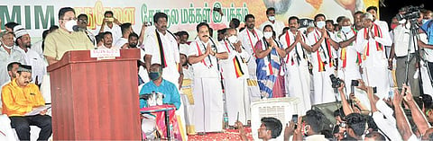 சட்டப்பேரவை தேர்தலையொட்டி, அமமுக கூட்டணி கட்சி சார்பில், வேலூரில் நடந்த வேட்பாளர்கள் அறிமுக பொதுக்கூட்டத்தில் பேசும் அமமுக பொதுச் செயலாளர் டிடிவி தினகரன். அருகில், அகில இந்திய இத்தஹாதுல் முஸ்லீமின் (ஏஐஎம்ஐஎம்) கட்சியின் தலைவர் அசாத்தீன் ஒவைஸி உள்ளிட்ட கூட்டணி கட்சியினர். படம்: வி.எம்.மணிநாதன்.
