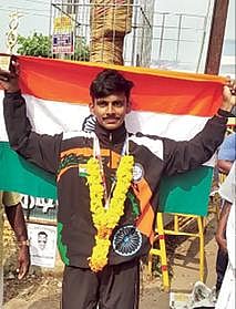 தங்கப்பதக்கம் பெற்ற குமரி வீரர் அனூப் சொந்த ஊரில் மக்களின் வரவேற்பை ஏற்று தேசிய கொடியை ஏந்தி மகிழ்ச்சியை வெளிப்படுத்தினார்.