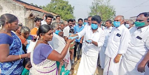 திருவாடானை அருகே சேந்தணி கிராமத்தில் பொதுமக்களுக்கு முகக்கவசம் வழங்கி வாக்குச் சேகரித்தார் காங்கிரஸ் வேட்பாளர் ஆர்.எம்.கருமாணிக்கம்.