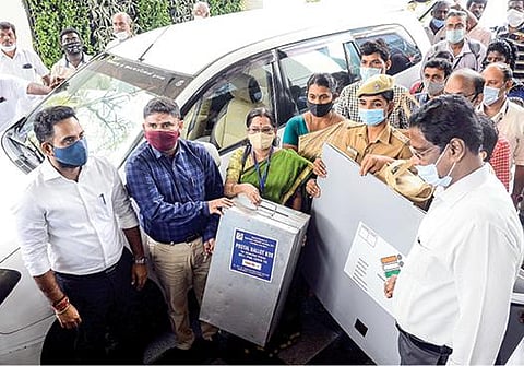 தமிழ்நாடு சட்டப்பேரவை தேர்தலையொட்டி, சென்னை மாவட்டத்தில் 80 வயதுக்கு மேற்பட்ட முதியவர்கள் மற்றும் மாற்றுத் திறனாளிகளுக்கு தபால் வாக்குகள் அளிக்க நியமிக்கப்பட்டுள்ள வாக்குப்பதிவு குழுவுக்கு தேவையான  வாக்குப்பதிவு பொருட்களை மாவட்ட தேர்தல் அலுவலர்  பிரகாஷ், அம்மா மாளிகையில் நேற்று வழங்கினார். உடன் கூடுதல் மாவட்ட தேர்தல் அலுவலர் (வருவாய்) ஜெ.மேகநாதரெட்டி உள்ளிட்டோர்.  (அடுத்த படம்) தபால் வாக்குகள் அளிக்க வாக்குப்பதிவு குழுவுக்கு தேவையான  வாக்குப்பதிவு பொருட்களை பிரித்து கொடுக்கும் பணியில் ஈடுபட்டுள்ள ஊழியர். படங்கள்: பு.க.பிரவீன்
