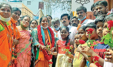 கோவை பாப்பநாயக்கன்பாளையத்தில் நேற்று பிரச்சாரம் மேற்கொண்ட பாஜக வேட்பாளர் வானதி சீனிவாசனுக்கு மலர் கொடுத்து வாழ்த்திய சிறுமிகள்.