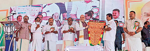 கேரள மாநில சட்டப்பேரவைக்கு வரும் ஏப்ரல் 6-ம் தேதி தேர்தல் நடைபெறவுள்ளதையொட்டி அங்கு தேர்தல் களம் சூடுபிடித்துள்ளது. நேற்று கொல்லம் மாவட்டம் சாத்தன்னூருக்கு தேர்தல் பிரச்சாரத்துக்கு வந்த பாஜக மூத்த தலைவரும், மத்திய உள்துறை அமைச்சருமான அமித் ஷாவுக்கு கேரள நிர்வாகிகள் நினைவுப் பரிசு வழங்கினர்.படம்: பிடிஐ
