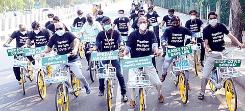 சென்னை அண்ணா சாலையில் உள்ள அரசு பன்னோக்கு உயர் சிறப்பு மருத்துவமனை சார்பில், கரோனா தடுப்பூசி குறித்த விழிப்புணர்வு சைக்கிள் பேரணி நேற்று நடந்தது. இதில் பங்கேற்ற  மருத்துவர்கள், மருத்துவப் பணியாளர்கள். படம்: க.பரத்