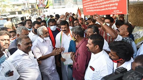 கோவை ராமநாதபுரத்தில் இன்று காலை, கோவை தெற்கு தொகுதி வேட்பாளர் மயூரா எஸ்.ஜெயக்குமாருக்கு ஆதரவாக வாக்குச் சேகரித்த கேரள மாநில முன்னாள் முதல்வர் உம்மன்சாண்டி. 