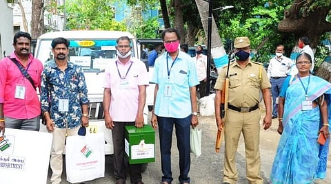 தபால் வாக்குகளை சேகரிக்க காரைக்கால் மாவட்ட ஆட்சியர் அலுவலகத்திலிருந்து புறப்பட்ட அதிகாரிகள்.