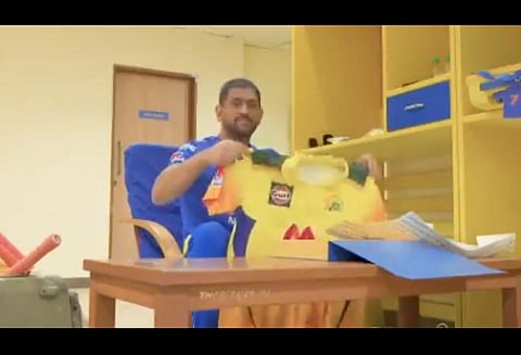 சென்னை அணியின் ஜெர்ஸியை அறிமுகம் செய்து வைத்த தோனி