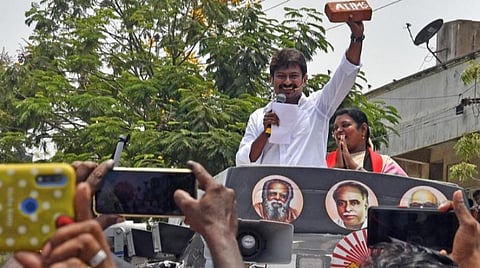 தூத்துக்குடி தொகுதி திமுக வேட்பாளர் பெ.கீதாஜீவனை ஆதரித்து திமுக இளைஞரணி செயலாளர் உதயநிதி ஸ்டாலின் பிரசாரம் செய்தார். படம்: என்.ராஜேஷ்