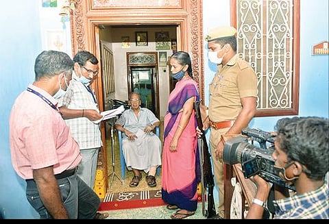 வேலூர் ஜெயராம் செட்டித்தெருவில் உள்ள ஒரு முதியவரின் வீட்டுக்கு தபால் வாக்கு படிவத்தை வழங்கிய தேர்தல் பணி குழுவினர். படம்: வி.எம்.மணிநாதன்.