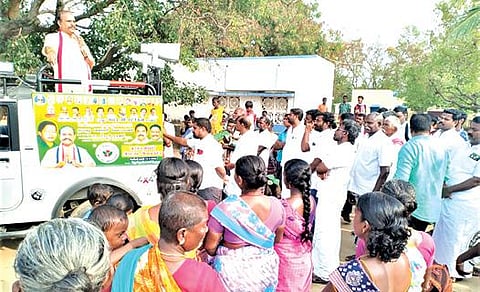 கயத்தாறு அருகே வலசால்பட்டி கிராமத்தில் அதிமுக வேட்பாளர் கடம்பூர் செ.ராஜு பிரச்சாரம் மேற்கொண்டார்.