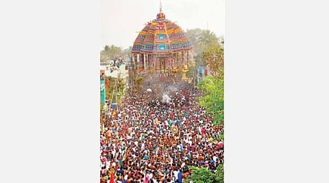 ‘ஆரூரா, தியாகேசா’ பக்தி முழக்கத்துடன் திருவாரூர் தியாகராஜர் சுவாமி கோயில் ஆழித்தேரோட்டம்: ஆயிரக்கணக்கான பக்தர்கள் வடம்பிடித்து தேர் இழுத்தனர்