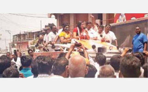 அரவக்குறிச்சியில் நமீதா பிரச்சாரம்