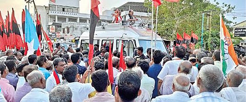 கோவில்பட்டி தொகுதியில் போட்டியிடும் மார்க்சிஸ்ட் கட்சி வேட்பாளர் சீனிவாசனை ஆதரித்து மதிமுக பொதுச்செயலாளர் வைகோ பிரச்சாரம் செய்தார்.