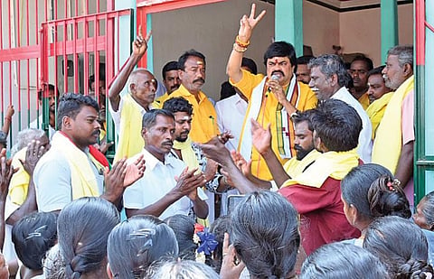 ராஜபாளையம் தொகுதியில் பொதுமக்களைச் சந்தித்து வாக்கு சேகரித்தார் அதிமுக வேட்பாளர் கே.டி.ராஜேந்திர பாலாஜி.