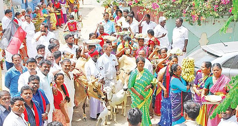 மதுரை தெற்கு தொகுதி  மதிமுக வேட்பாளர் பூமிநாதனை சீர்வரிசை பொருட்களுடன் வரவேற்க புறப்பட்ட பொதுமக்கள்.
