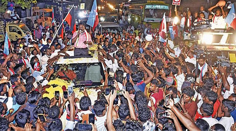 புதுச்சேரி உழவர்கரை தொகுதி விடுதலைச் சிறுத்தைகள் கட்சி வேட்பாளர் தேவ.பொழிலனை ஆதரித்து கட்சி தலைவர் திருமாவளவன் பிரச்சாரம் செய்தார். படம்: எம்.சாம்ராஜ்