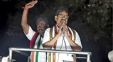 கள்ளக்குறிச்சி தனி தொகுதியில் திமுக கூட்டணியில் காங்கிரல் கட்சி சார்பில் போட்டியிடும் கே.ஐ.மணிரத்தனத்தை ஆதரித்து தமிழக காங்கிரஸ் தலைவர் கே.எஸ். அழகிரி, நேற்று முன்தினம் கள்ளக்குறிச்சித் தொகுதிக்குட்பட்ட நாகலூரில் பிரச்சாரத்தில் ஈடுபட்டார்.