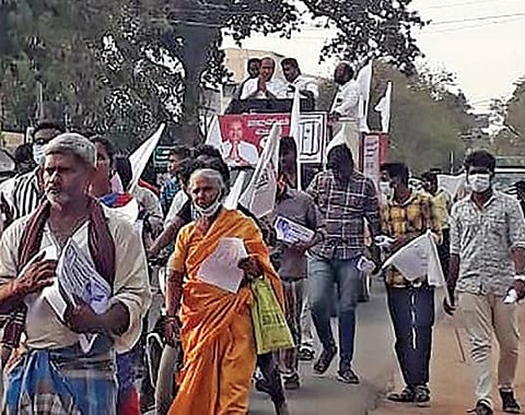 விருத்தாசலத்தில் பிரச்சாரத்தில் ஈடுபட்டுள்ள சுயேச்சை வேட்பாளர்.
