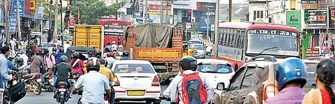 கோவை டெக்ஸ்டூல் பாலம் அருகே சத்தி சாலையில் ஏற்பட்டுள்ள போக்குவரத்து நெரிசல். படம்: ஜெ.மனோகரன்