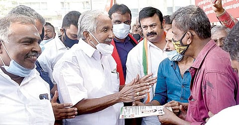 கோவையில் நேற்று கோவை தெற்கு தொகுதி காங்கிரஸ் வேட்பாளர் மயூரா எஸ்.ஜெயக்குமாருக்கு ஆதரவாக வாக்கு சேகரித்த கேரள மாநில முன்னாள் முதல்வர் உம்மன் சாண்டி.   படம் : ஜெ.மனோகரன்