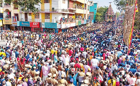 சென்னை மயிலாப்பூர் கபாலீஸ்வரர் கோயில் பங்குனி தேரோட்டம் நேற்று கோலாகலமாக நடைபெற்றது. இதில் ஆயிரக்கணக்கான பக்தர்கள் கலந்து கொண்டனர்.படம்: பு.க.பிரவீன்