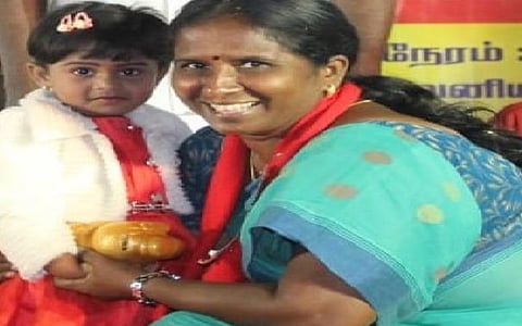 மார்க்சிஸ்ட் வேட்பாளர் எஸ்.பொன்னுத்தாய்க்கு அவனியாபுரத்தைச் சேர்ந்த 4 வயது சிறுமி தன்யாஸ்ரீ உண்டியலில் சேமித்த பணத்தை தேர்தல் நிதியாக அளித்தார்.