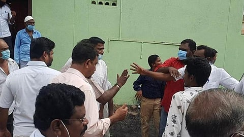 காரைக்குடியில் முன்னாள் மத்திய அமைச்சர் ப.சிதம்பரம் பங்கேற்ற கூட்டத்தில் இருக்கைகளுக்காக காங்கிரஸாருடன் வாக்குவாதத்தில் ஈடுபட்ட மனிதநேய மக்கள் கட்சியினர்.